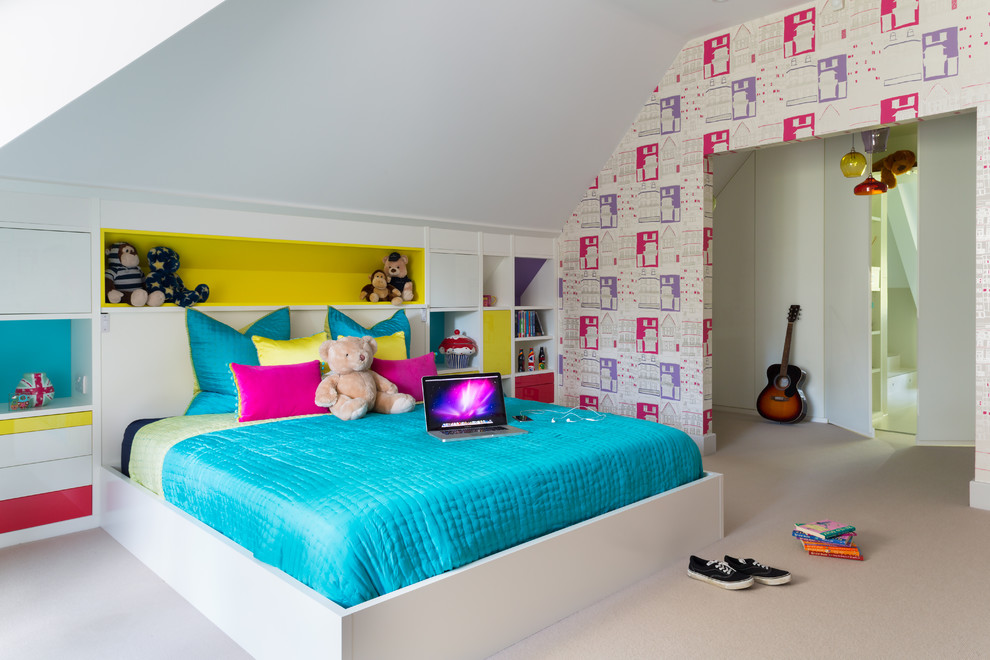 Стильный дизайн: детская среднего размера в современном стиле с спальным местом, разноцветными стенами, ковровым покрытием и бежевым полом для ребенка от 4 до 10 лет, девочки - последний тренд