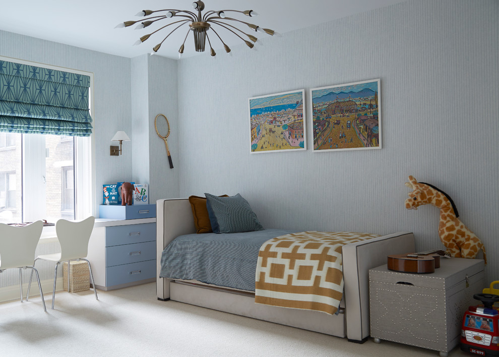 Cette photo montre une chambre d'enfant chic avec un mur bleu.