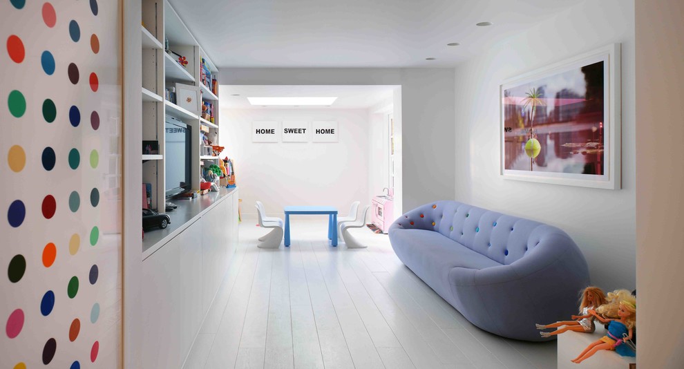 Foto på ett funkis könsneutralt barnrum kombinerat med lekrum och för 4-10-åringar, med vita väggar, målat trägolv och vitt golv