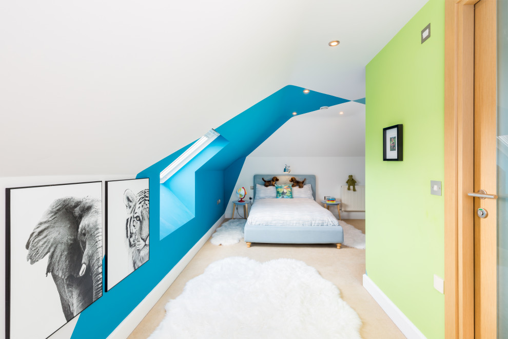 Aménagement d'une grande chambre d'enfant de 4 à 10 ans contemporaine avec un mur blanc et un sol beige.