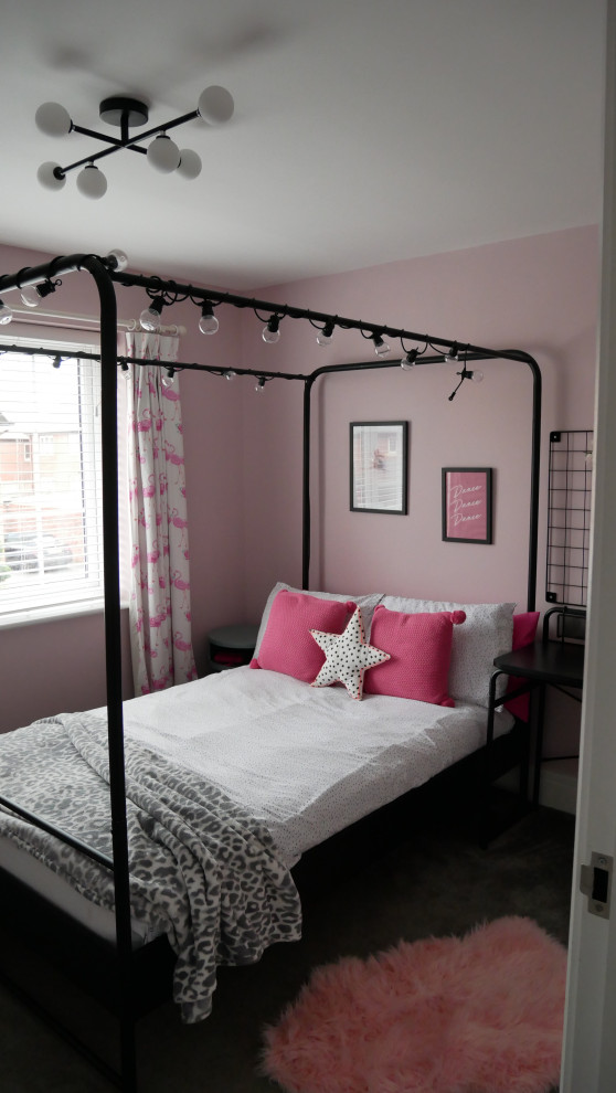 Exempel på ett mellanstort modernt flickrum kombinerat med sovrum och för 4-10-åringar, med rosa väggar, heltäckningsmatta och grått golv