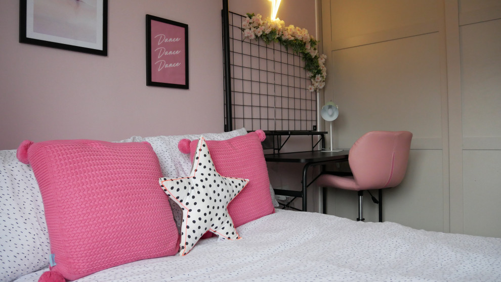 Стильный дизайн: детская среднего размера в современном стиле с спальным местом, розовыми стенами, ковровым покрытием и серым полом для ребенка от 4 до 10 лет, девочки - последний тренд