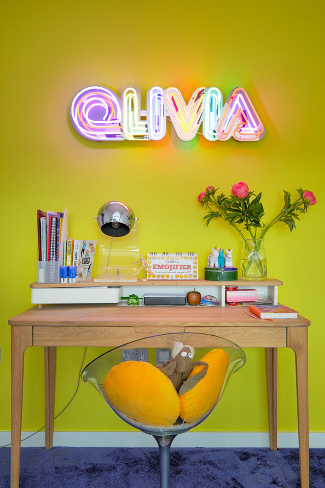 Modern inredning av ett flickrum kombinerat med skrivbord, med gula väggar, heltäckningsmatta och blått golv
