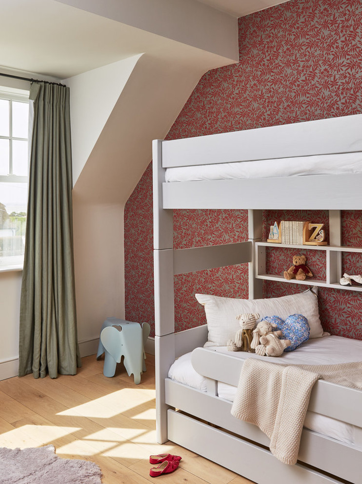 Klassisk inredning av ett barnrum kombinerat med sovrum, med flerfärgade väggar och ljust trägolv