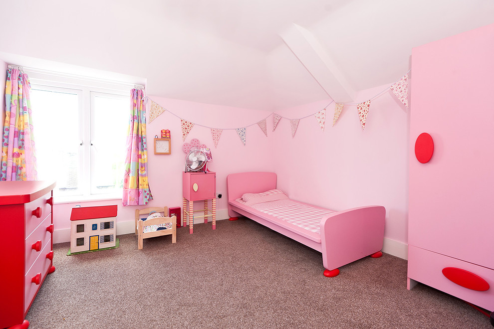 Foto di una cameretta per bambini da 4 a 10 anni chic di medie dimensioni con pareti rosa, moquette e pavimento grigio