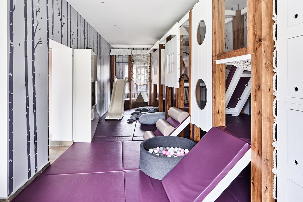 Idée de décoration pour une chambre d'enfant de 1 à 3 ans design de taille moyenne avec un mur gris et un sol violet.