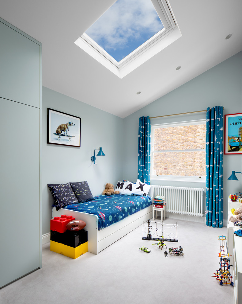 Modernes Kinderzimmer mit blauer Wandfarbe, Teppichboden, grauem Boden und Schlafplatz in London