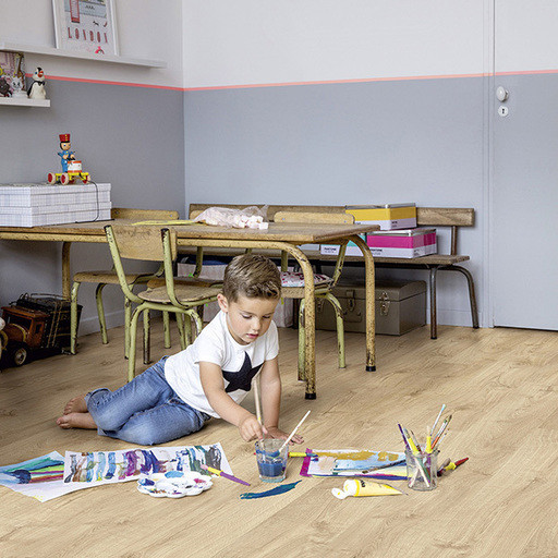 Bild på ett barnrum, med linoleumgolv och grå väggar