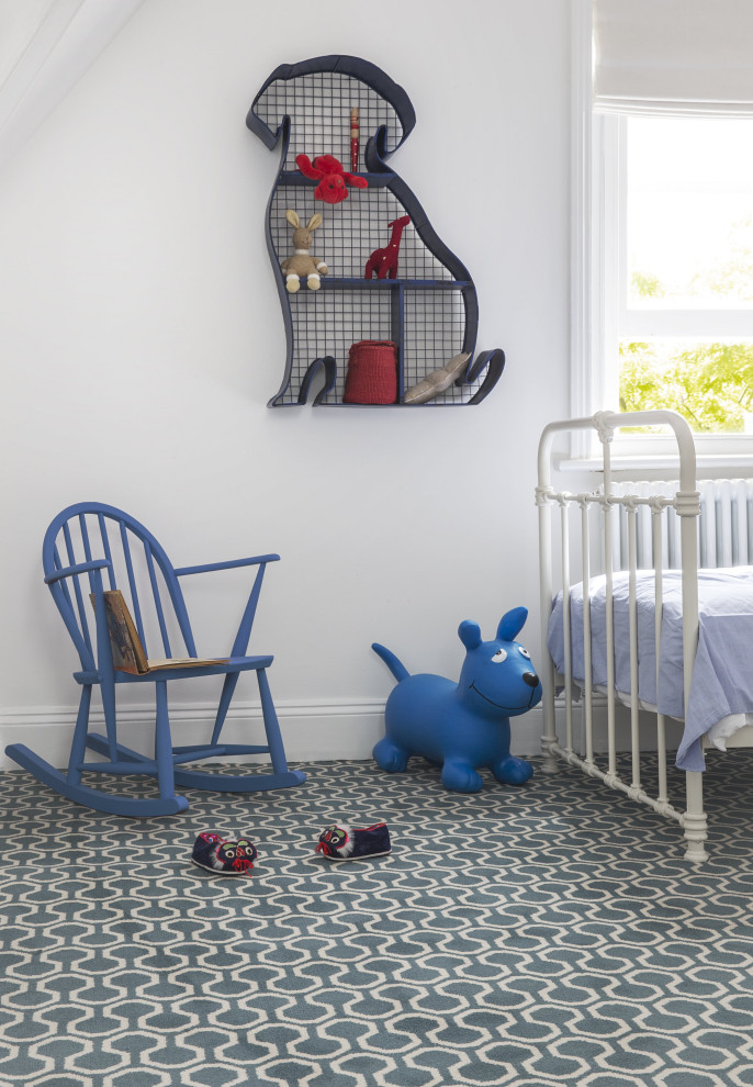 Klassisk inredning av ett pojkrum kombinerat med sovrum och för 4-10-åringar, med vita väggar, heltäckningsmatta och flerfärgat golv