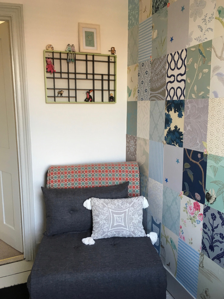 Inspiration pour une petite chambre d'enfant bohème avec un bureau, un mur multicolore, parquet peint et un sol beige.