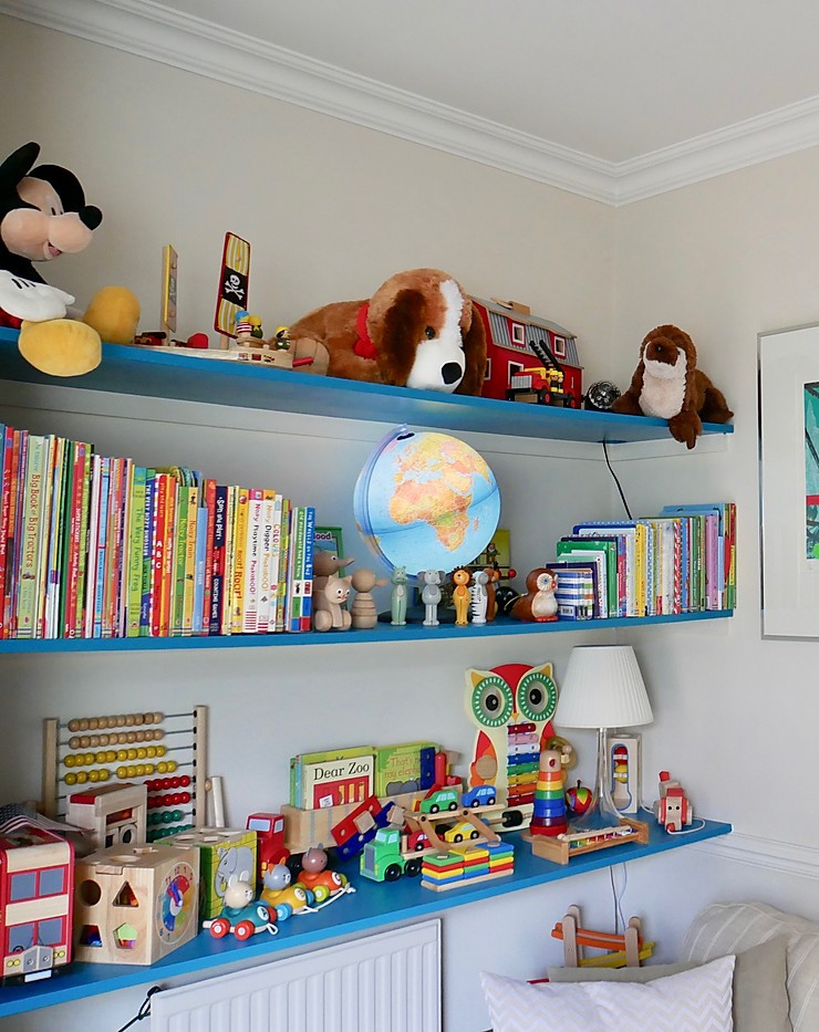 Inspiration pour une petite chambre d'enfant de 4 à 10 ans traditionnelle avec un mur gris et parquet clair.