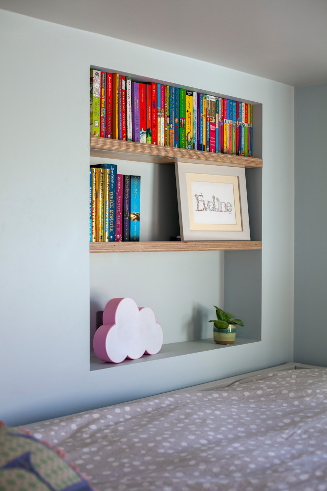 Imagen de dormitorio infantil de 4 a 10 años nórdico pequeño con paredes azules, moqueta y suelo gris