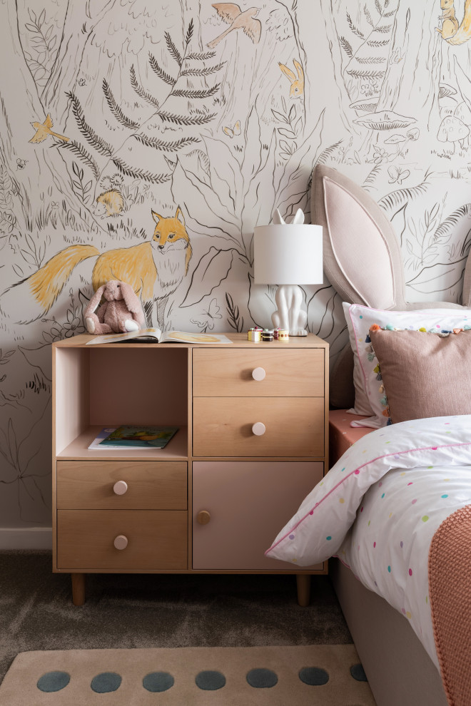 Idées déco pour une chambre de fille de 4 à 10 ans contemporaine avec un mur multicolore, moquette, un sol gris et du papier peint.