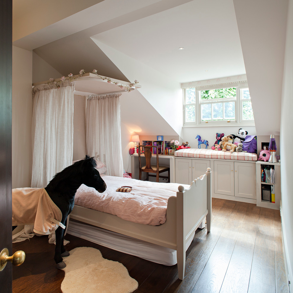 Cette image montre une petite chambre d'enfant de 4 à 10 ans traditionnelle avec un mur blanc et un sol en bois brun.
