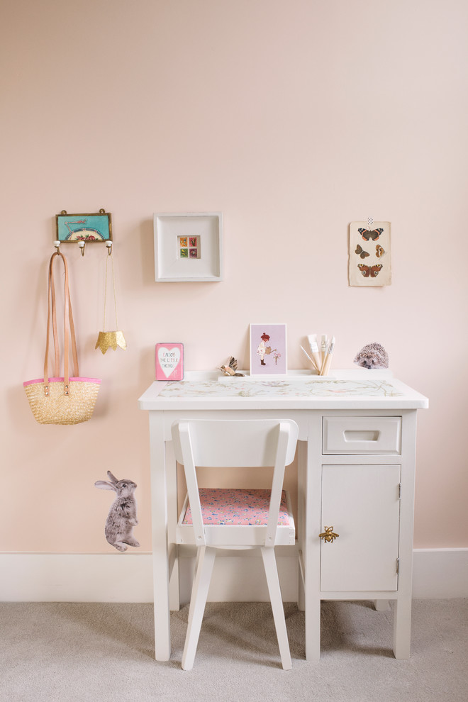 Idée de décoration pour une chambre d'enfant de 4 à 10 ans tradition de taille moyenne avec un mur rose et moquette.