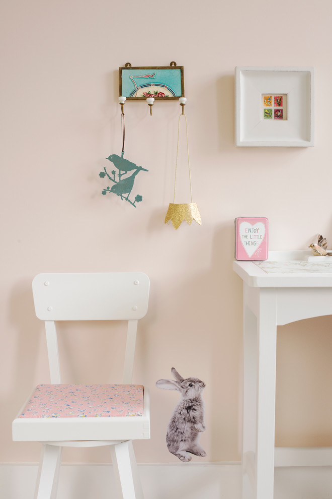 Inspiration för ett mellanstort vintage flickrum kombinerat med sovrum och för 4-10-åringar, med rosa väggar och heltäckningsmatta