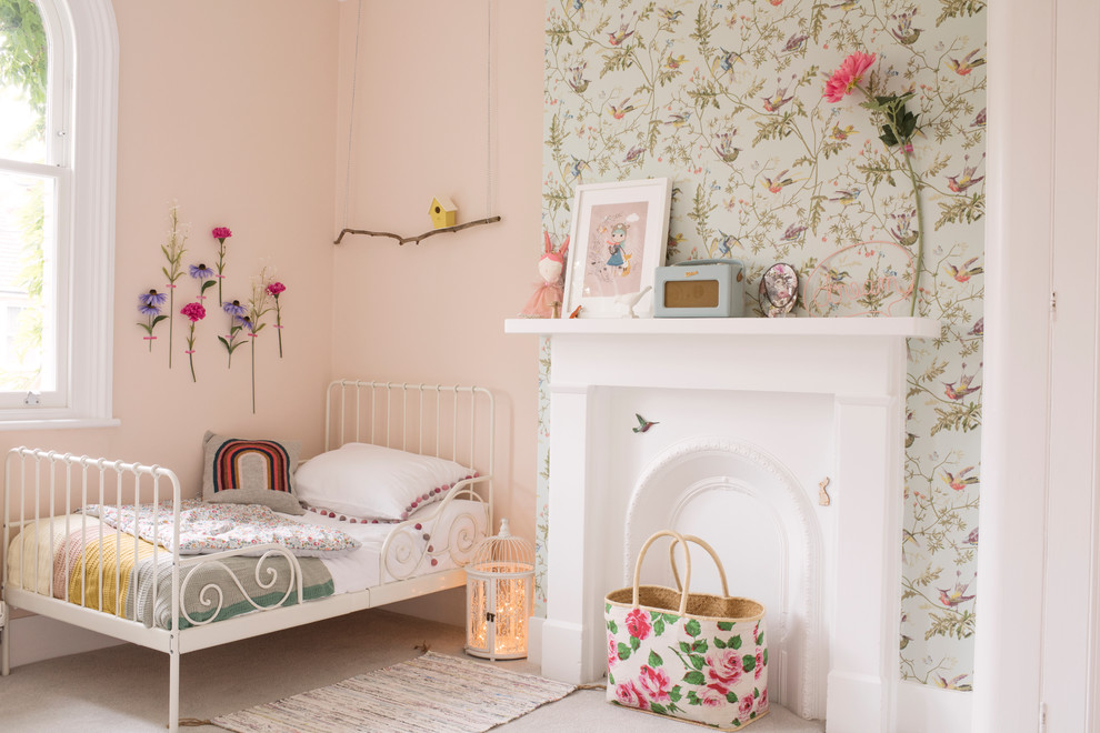 Klassisk inredning av ett mellanstort flickrum kombinerat med sovrum och för 4-10-åringar, med heltäckningsmatta och flerfärgade väggar