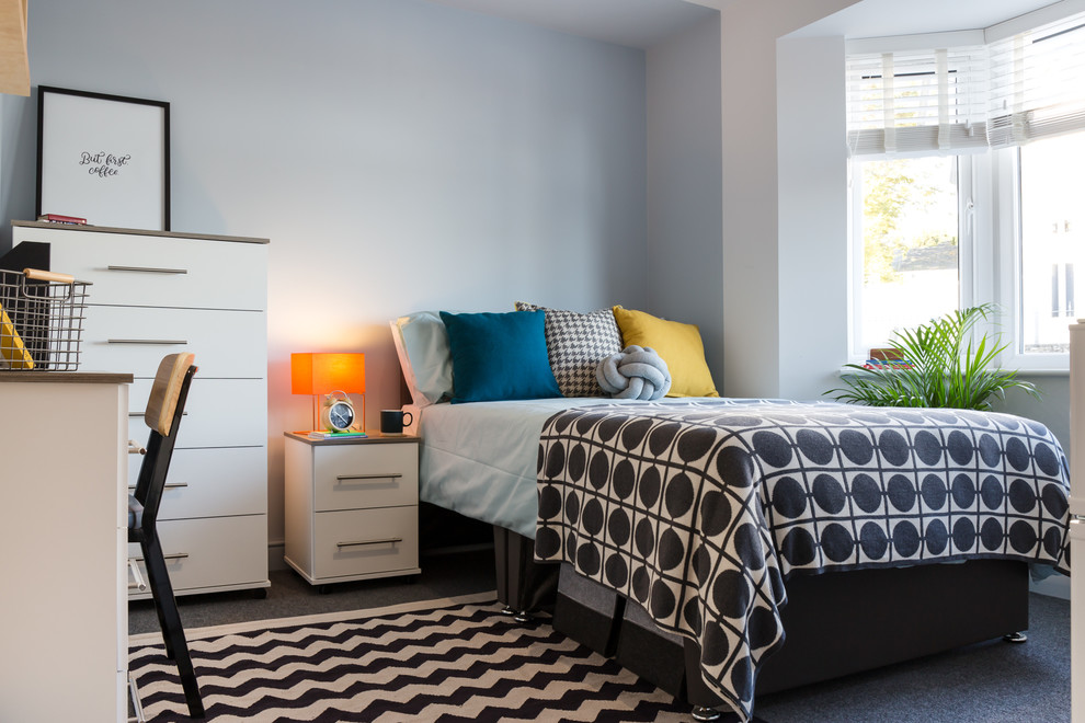Стильный дизайн: маленькая детская в современном стиле с спальным местом и синими стенами для на участке и в саду, подростка, мальчика - последний тренд