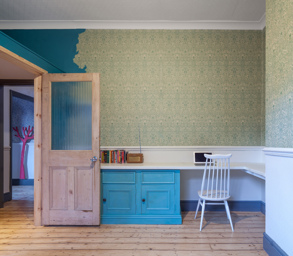 Exempel på ett mellanstort klassiskt tonårsrum kombinerat med skrivbord, med ljust trägolv och flerfärgade väggar