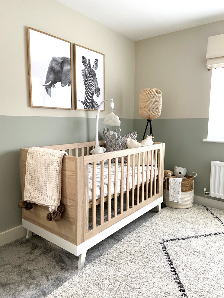 Свежая идея для дизайна: нейтральная комната для малыша среднего размера в стиле модернизм с бежевыми стенами, ковровым покрытием и серым полом - отличное фото интерьера
