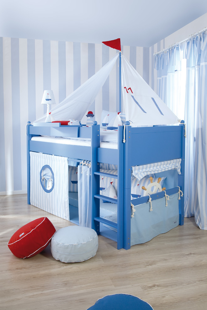 Cette photo montre une chambre d'enfant bord de mer avec un lit superposé.