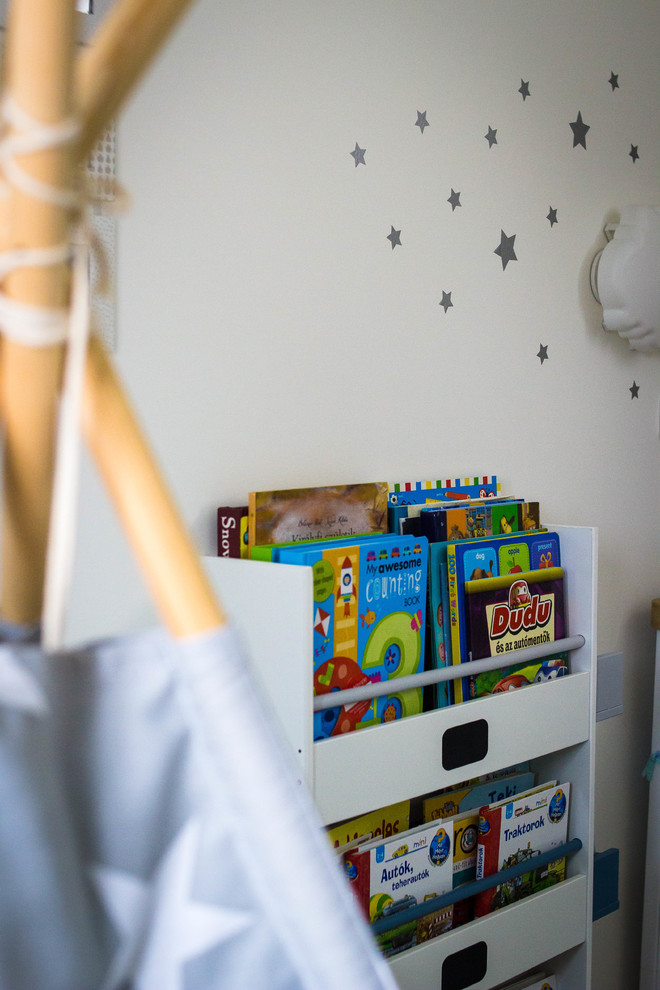 Ejemplo de dormitorio infantil de 1 a 3 años nórdico pequeño con paredes blancas, moqueta y suelo marrón