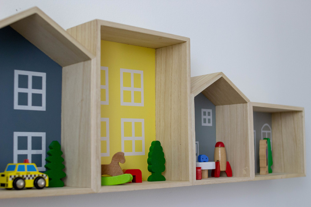 Diseño de dormitorio infantil de 1 a 3 años escandinavo pequeño con paredes blancas, moqueta y suelo marrón