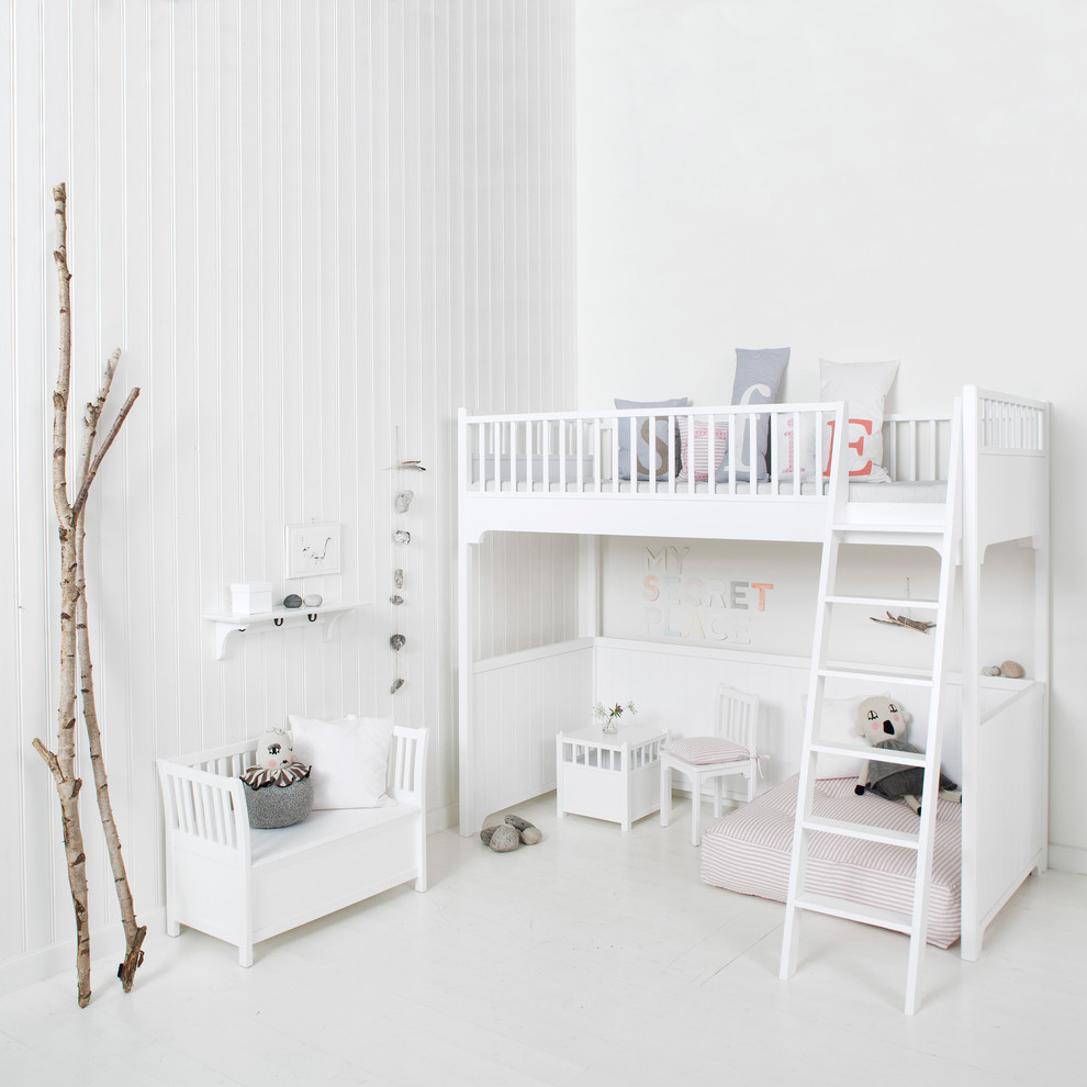 Idée de décoration pour une chambre d'enfant nordique avec un lit mezzanine.