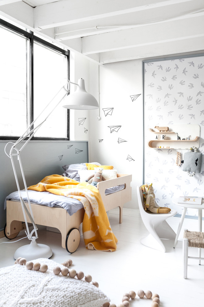 Ejemplo de dormitorio infantil actual con paredes grises