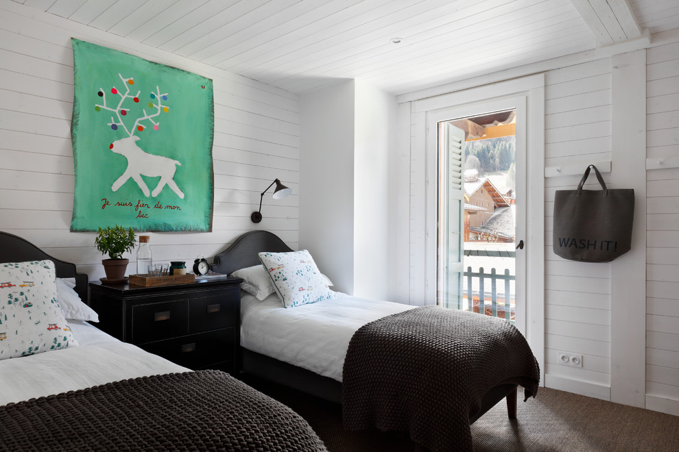 Стильный дизайн: нейтральная детская в скандинавском стиле с спальным местом, белыми стенами и ковровым покрытием для подростка - последний тренд