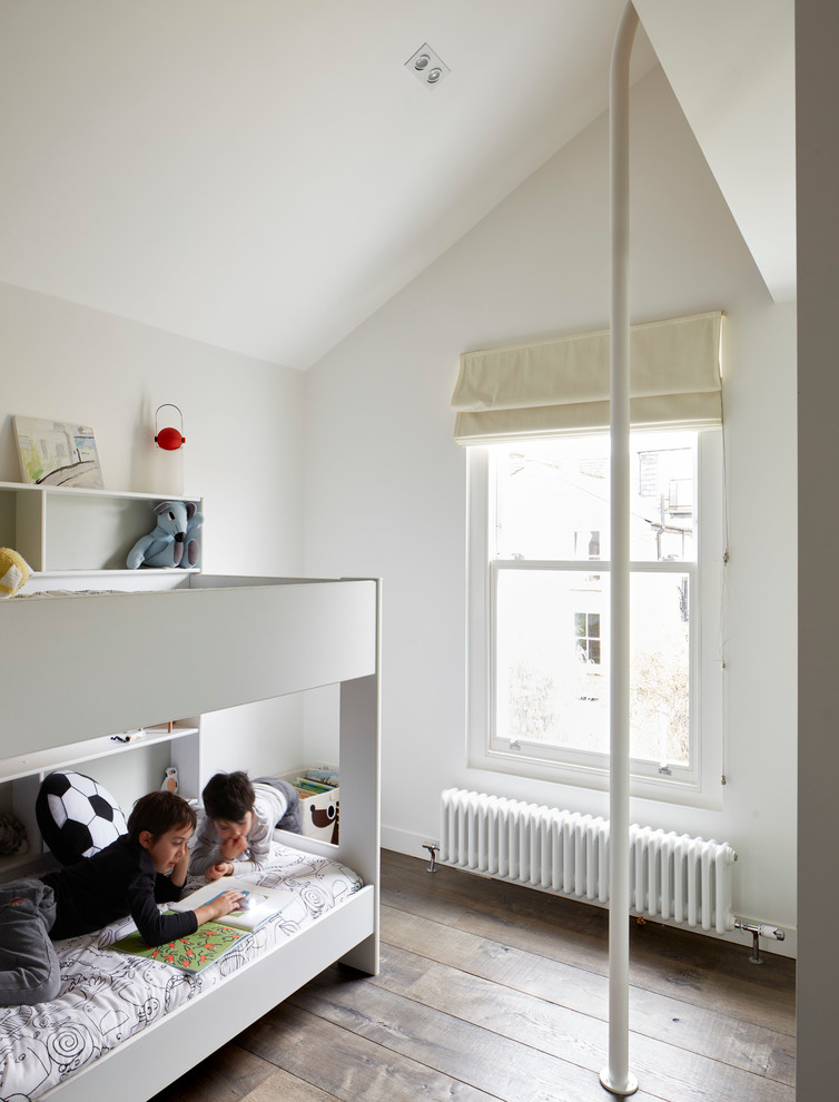 Inspiration för ett stort funkis barnrum kombinerat med sovrum, med vita väggar och mellanmörkt trägolv