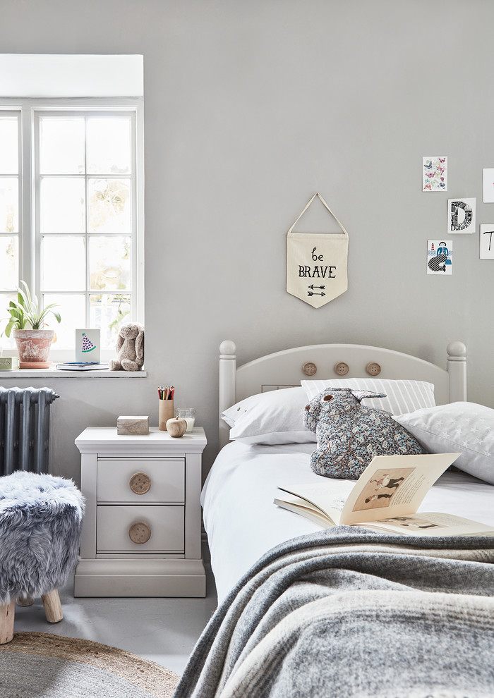 Modelo de habitación infantil unisex de 4 a 10 años costera de tamaño medio con paredes grises, suelo de madera pintada y suelo gris