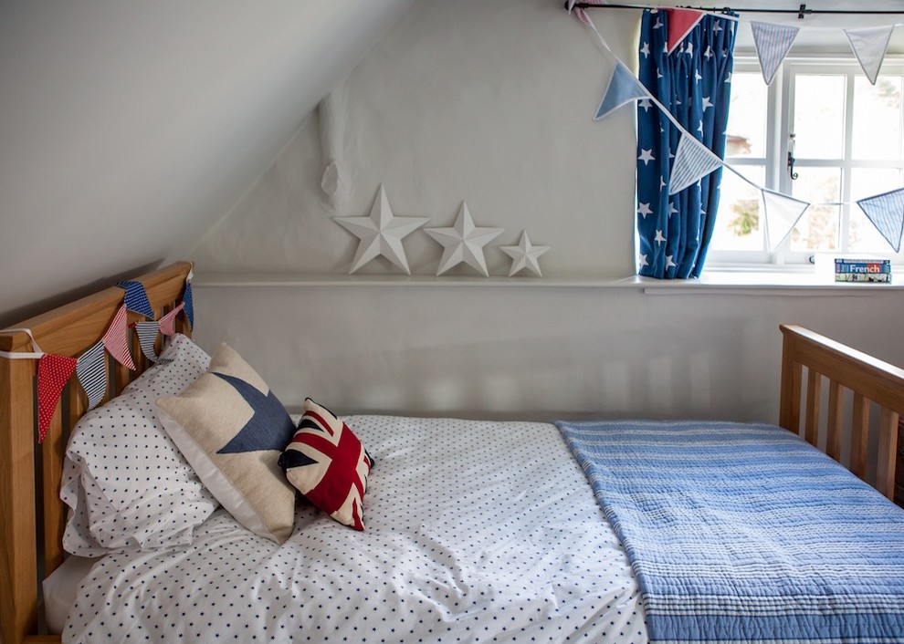 Foto de dormitorio infantil costero con paredes grises y moqueta