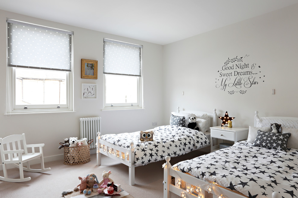 Réalisation d'une chambre d'enfant de 1 à 3 ans nordique avec un mur blanc et moquette.