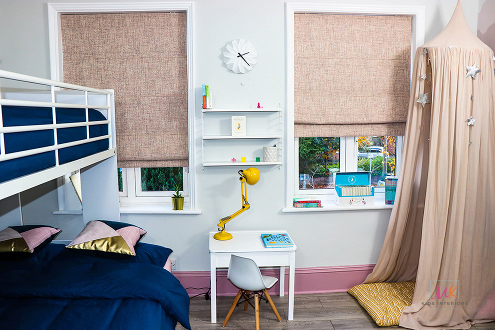 Стильный дизайн: нейтральная детская среднего размера в современном стиле с спальным местом, серыми стенами, полом из ламината и серым полом для ребенка от 4 до 10 лет - последний тренд