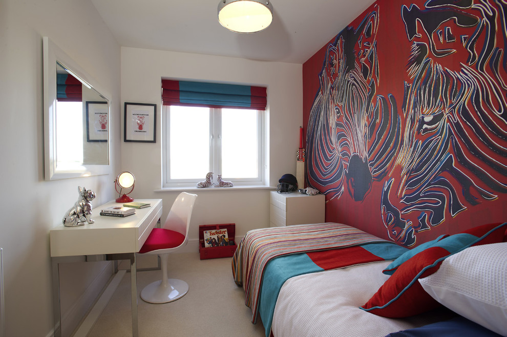 Bild på ett litet funkis könsneutralt tonårsrum kombinerat med sovrum, med flerfärgade väggar och heltäckningsmatta