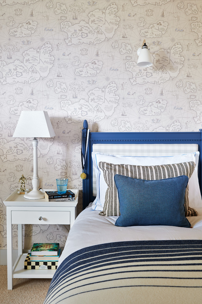 Imagen de dormitorio infantil de 4 a 10 años costero con paredes beige, moqueta y suelo beige