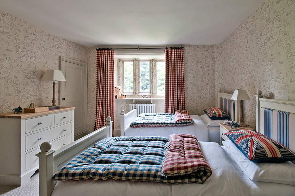 Cette image montre une grande chambre d'enfant rustique avec moquette et un mur beige.