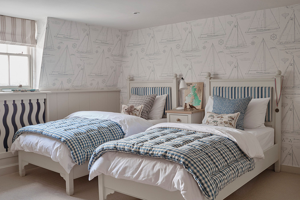 Ejemplo de dormitorio infantil clásico con paredes blancas, moqueta y suelo beige