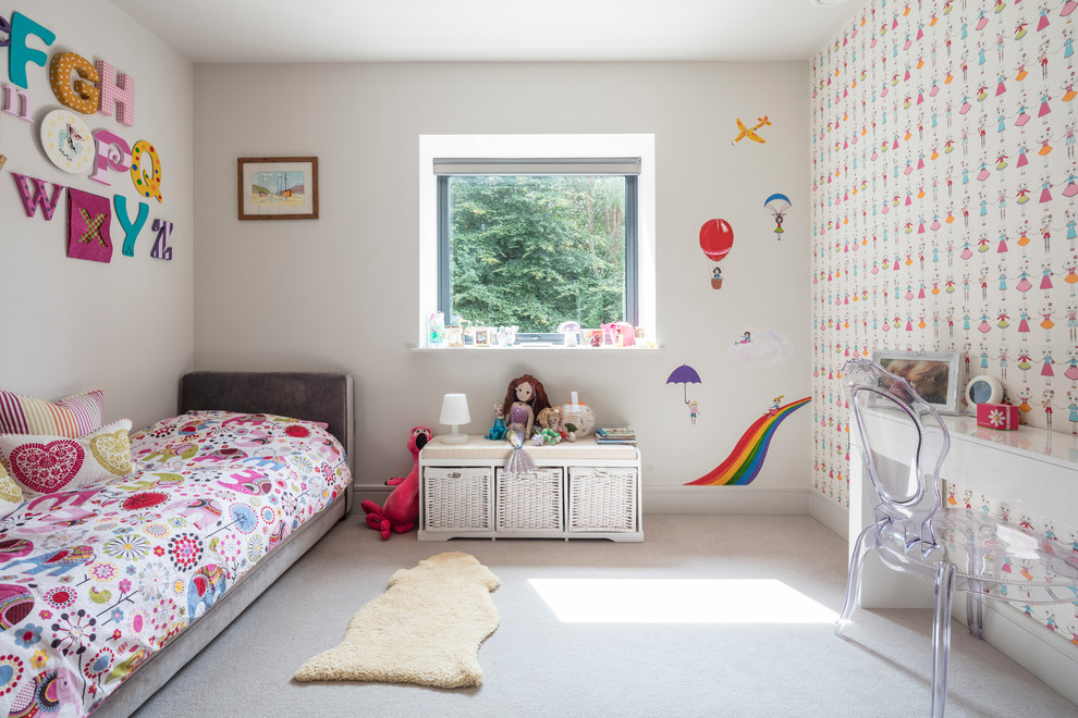 Inredning av ett klassiskt flickrum kombinerat med sovrum, med vita väggar, heltäckningsmatta och vitt golv