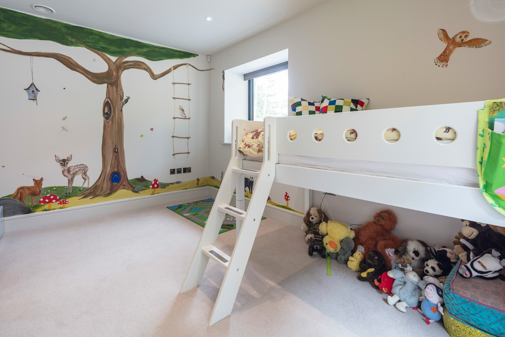 Immagine di una cameretta per bambini contemporanea con pareti bianche, moquette e pavimento bianco