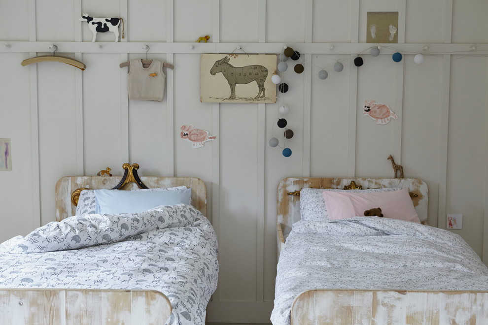 Exempel på ett lantligt flickrum kombinerat med sovrum och för 4-10-åringar, med vita väggar