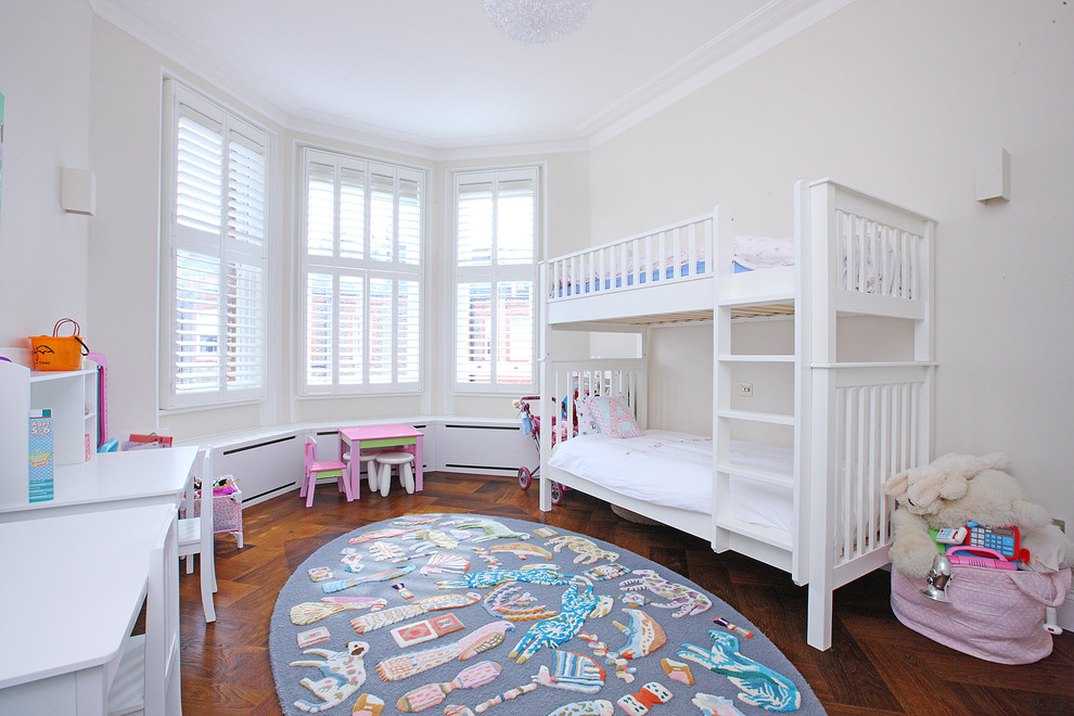 Exemple d'une chambre d'enfant de 4 à 10 ans chic de taille moyenne avec un mur blanc, un sol en bois brun et un lit superposé.