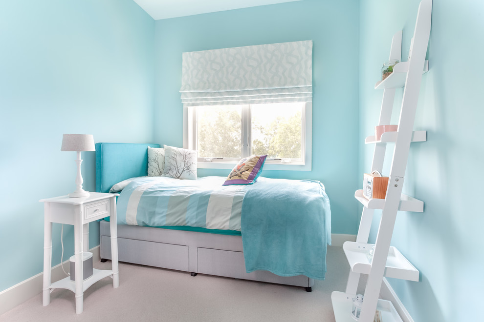 На фото: маленькая нейтральная детская в современном стиле с синими стенами, ковровым покрытием и серым полом для на участке и в саду, подростка с