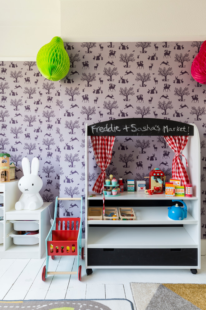 Skandinavisk inredning av ett mellanstort könsneutralt barnrum kombinerat med lekrum och för 4-10-åringar, med flerfärgade väggar
