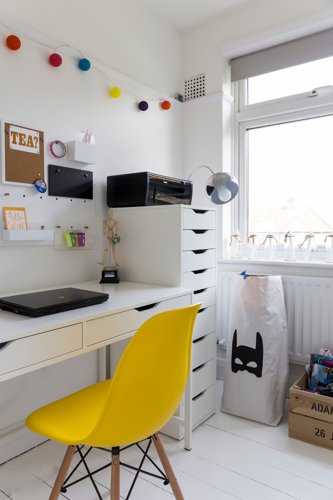 Mittelgroßes Nordisches Kinderzimmer mit weißer Wandfarbe, gebeiztem Holzboden und weißem Boden in London