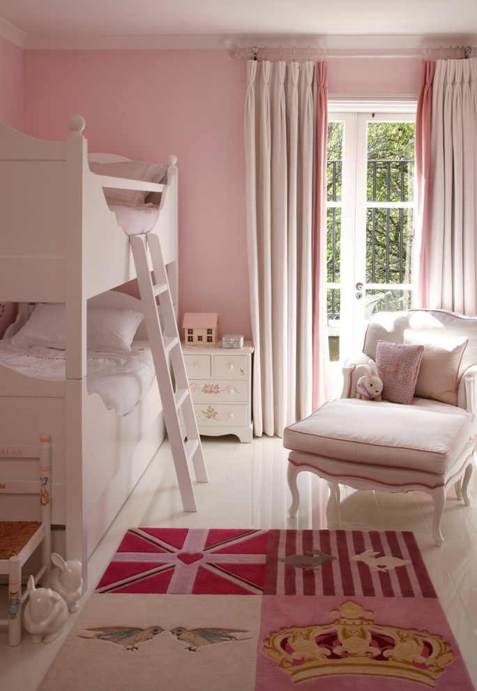 Cette photo montre une chambre d'enfant chic avec un lit superposé.