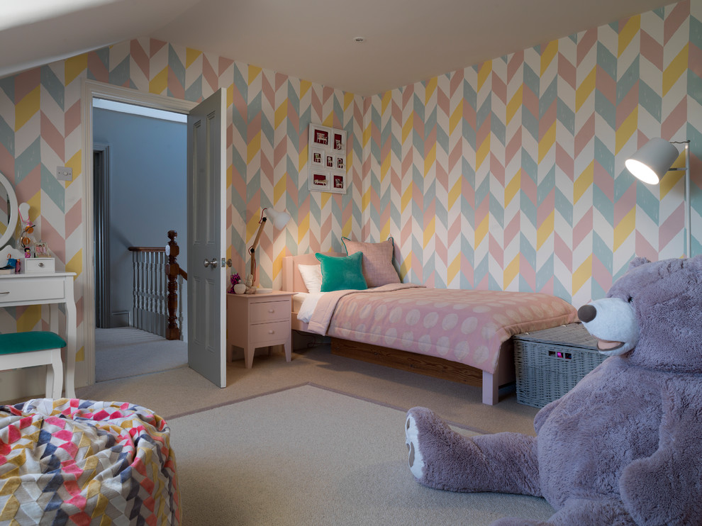 Идея дизайна: детская среднего размера в стиле неоклассика (современная классика) с спальным местом, ковровым покрытием, разноцветными стенами и бежевым полом для ребенка от 4 до 10 лет, девочки