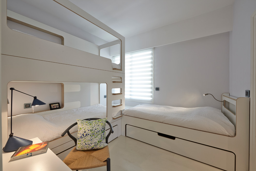 Exempel på ett mellanstort modernt könsneutralt barnrum kombinerat med sovrum och för 4-10-åringar, med vita väggar