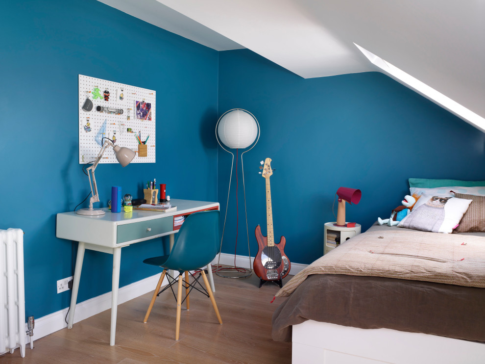 Esempio di una cameretta per bambini minimal di medie dimensioni con pareti blu, parquet chiaro e pavimento beige